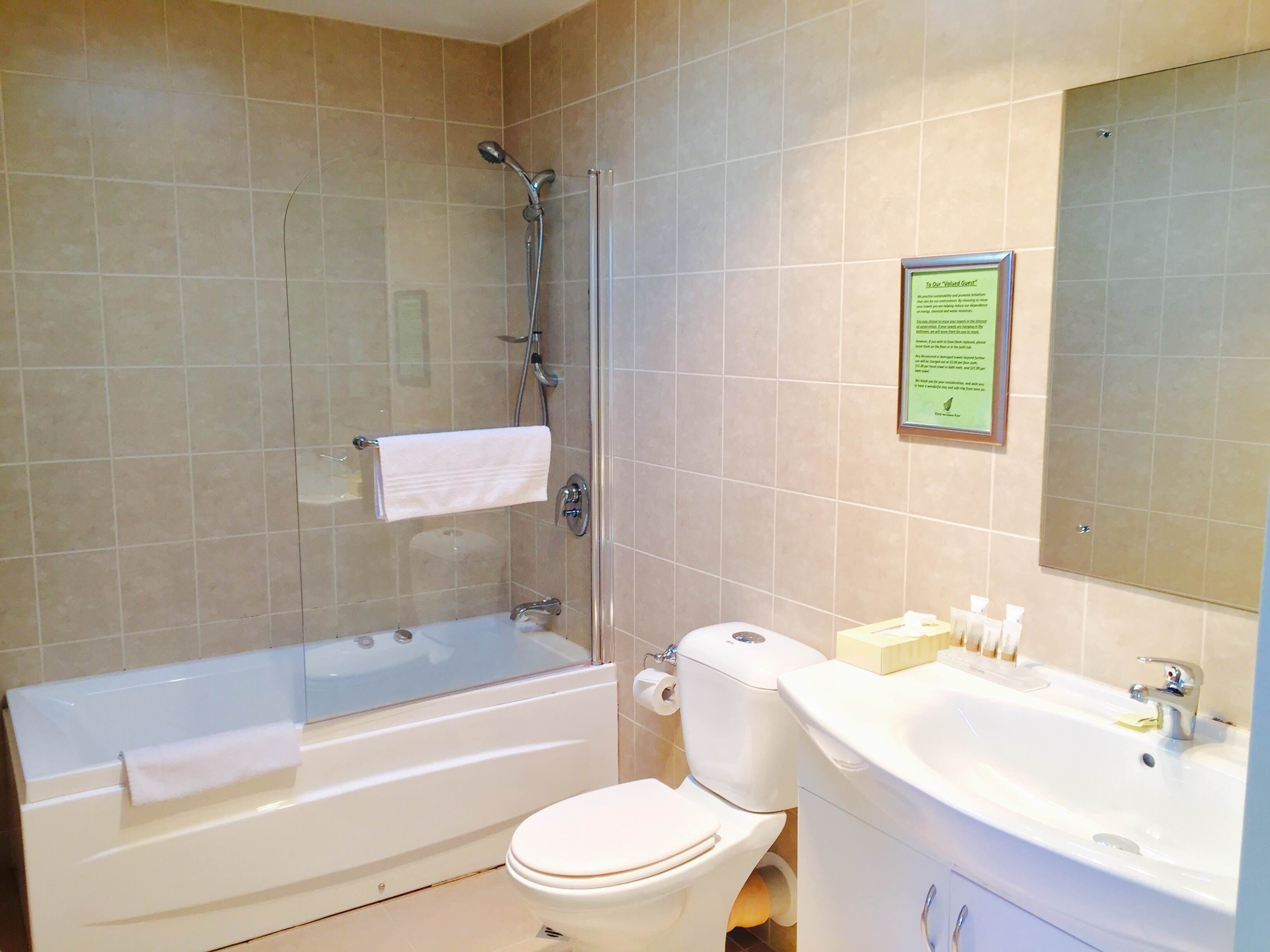 deluxe one bedroom apartment | bathroom | combined shower/bathtub, free toiletries, hair dryer, towels