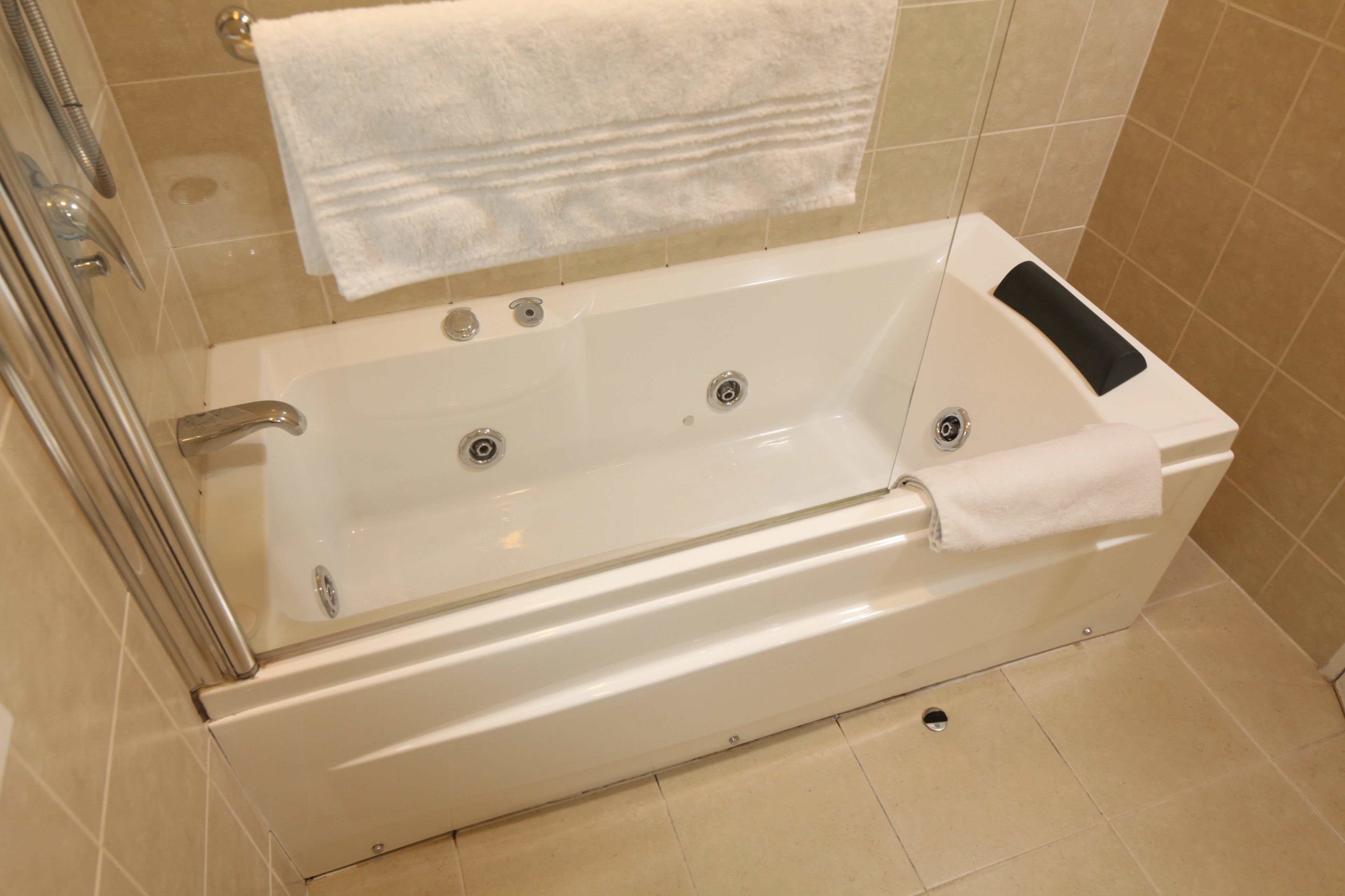 executive spa studio | jetted bathtub