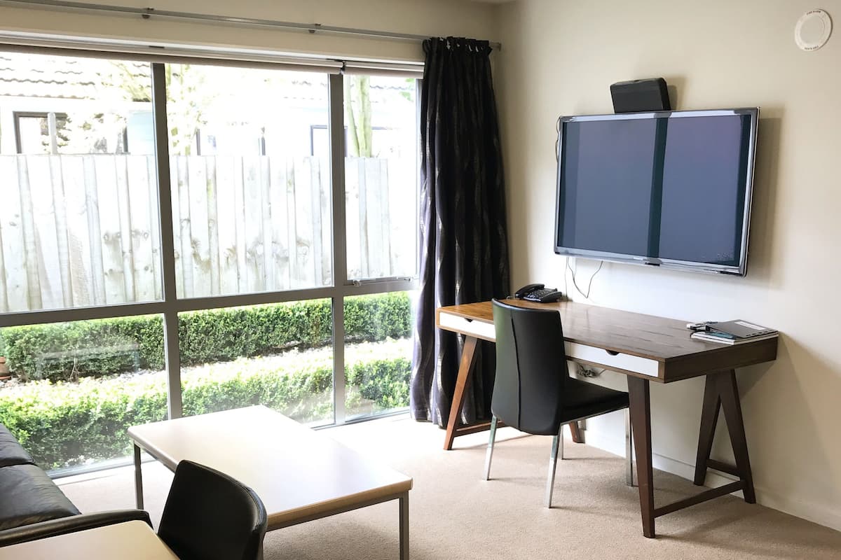 Deluxe Apartment, 1 Bedroom, Non Smoking, Kitchen (Deluxe Spa) | Ruang tamu | 42 inci televisyen dengan digital