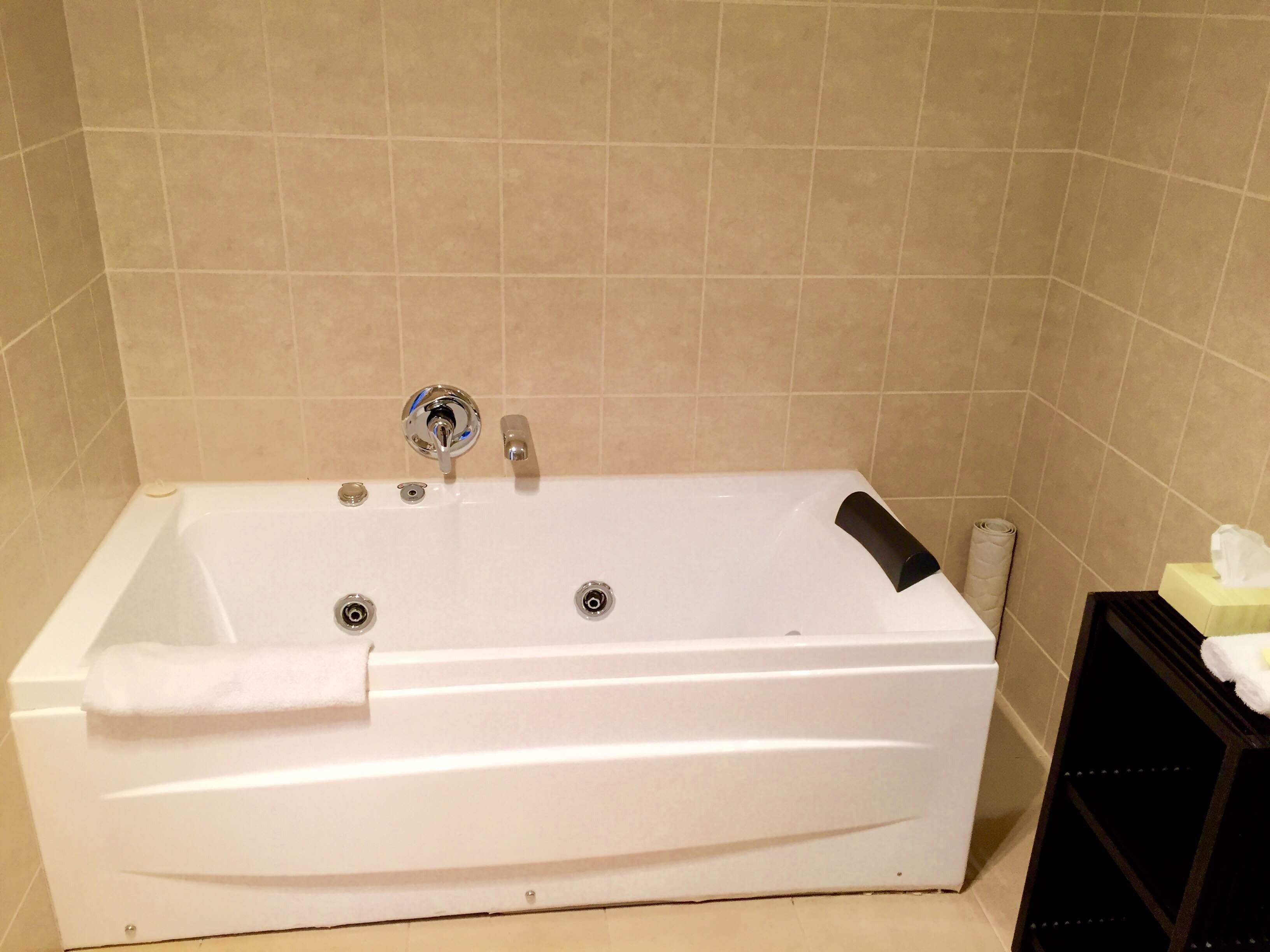 executive spa studio | jetted bathtub