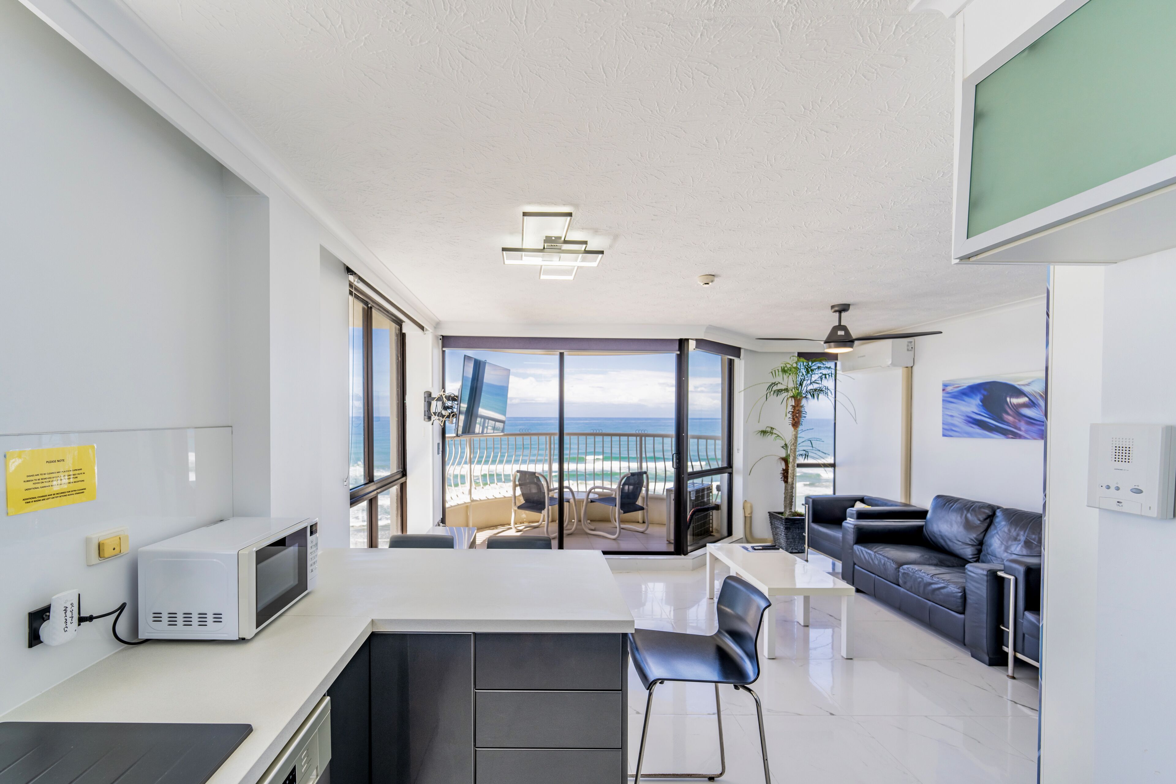 Deluxe appartement, 1 slaapkamer, uitzicht op zee | Woonruimte | Een 40-inch flatscreentelevisie met satellietzenders en televisie