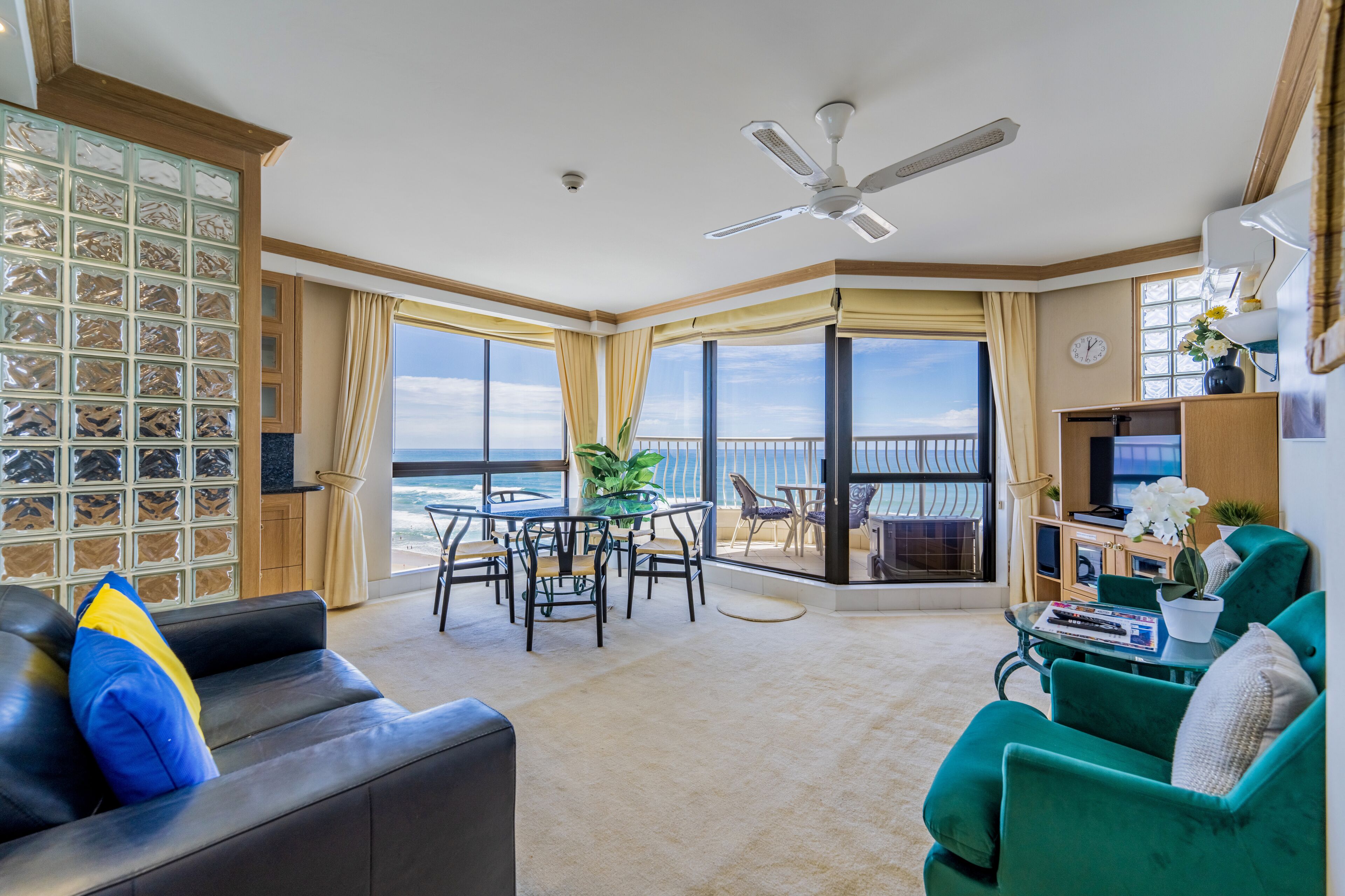 디럭스 아파트, 침실 1개, 바다 전망 | 거실 공간 | 위성 채널 시청이 가능한 40인치 평면 TV, TV