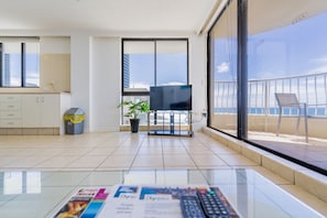Standardlejlighed - 1 soveværelse - havudsigt (Higher Floor) | Opholdsområde | 40-tommers fladskærms-tv med satellitkanaler, tv