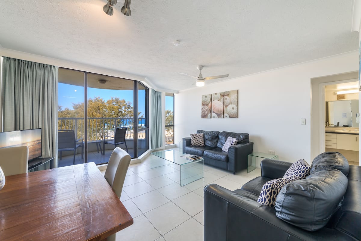 2 bedrooms, individually decorated, individually furnished