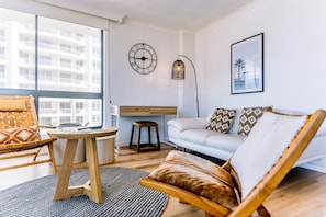 Deluxe-Apartment, 2 Schlafzimmer, Meerblick | Wohnbereich | 40-Zoll-Flachbildfernseher mit Satellitenempfang, Fernseher