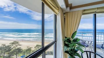 One-Bedroom Apartment with Ocean View Deluxe | Living area | 40-inch flat-screen TV with satellite channels, TV