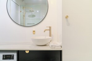 Two-Bedroom Apartment with Ocean View Standard (Higher Floor) | Bathroom | Free toiletries, hair dryer, towels, soap - Olympus Apartments (Surfers Paradise)