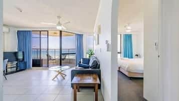 Standard-Apartment, 1 Schlafzimmer, Meerblick (Higher Floor) | Wohnbereich | 40-Zoll-Flachbildfernseher mit Satellitenempfang, Fernseher