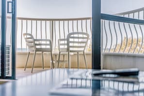 One-Bedroom Apartment with Ocean View Standard | Terrace/patio