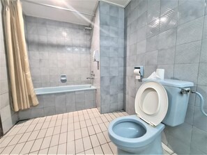 Shower, free toiletries, hair dryer, slippers - Anika Inn (Kluang)