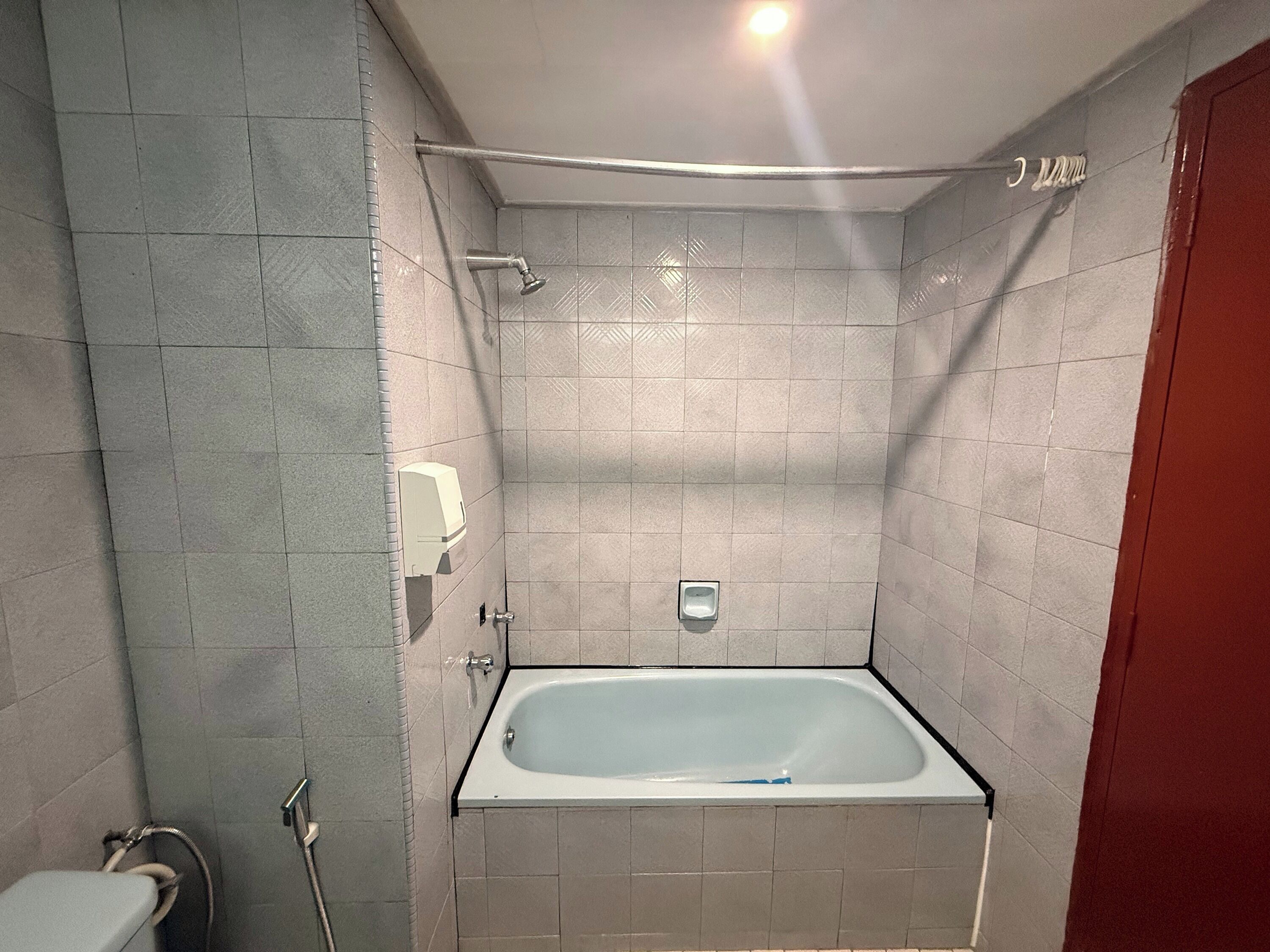 Ein Badezimmer mit einer Badewanne, einer Dusche und einem WC.