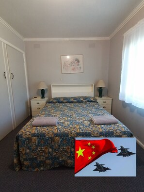 Standard Apartment, 2 Bedrooms, Non Smoking, Kitchen (Large Group Deal - Unit 1) | Iron/ironing board, free WiFi - Anchorage Holiday Units (Lakes Entrance)