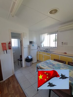 Cabaña básica, 2 habitaciones (Unit 8) | Área de sala de estar | Televisión y reproductor de DVD 