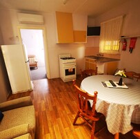 Full-size fridge, microwave, oven, stovetop