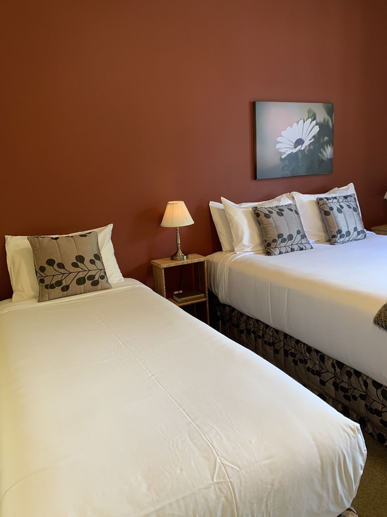 واي فاي مجانًا وملاءات أسرّة