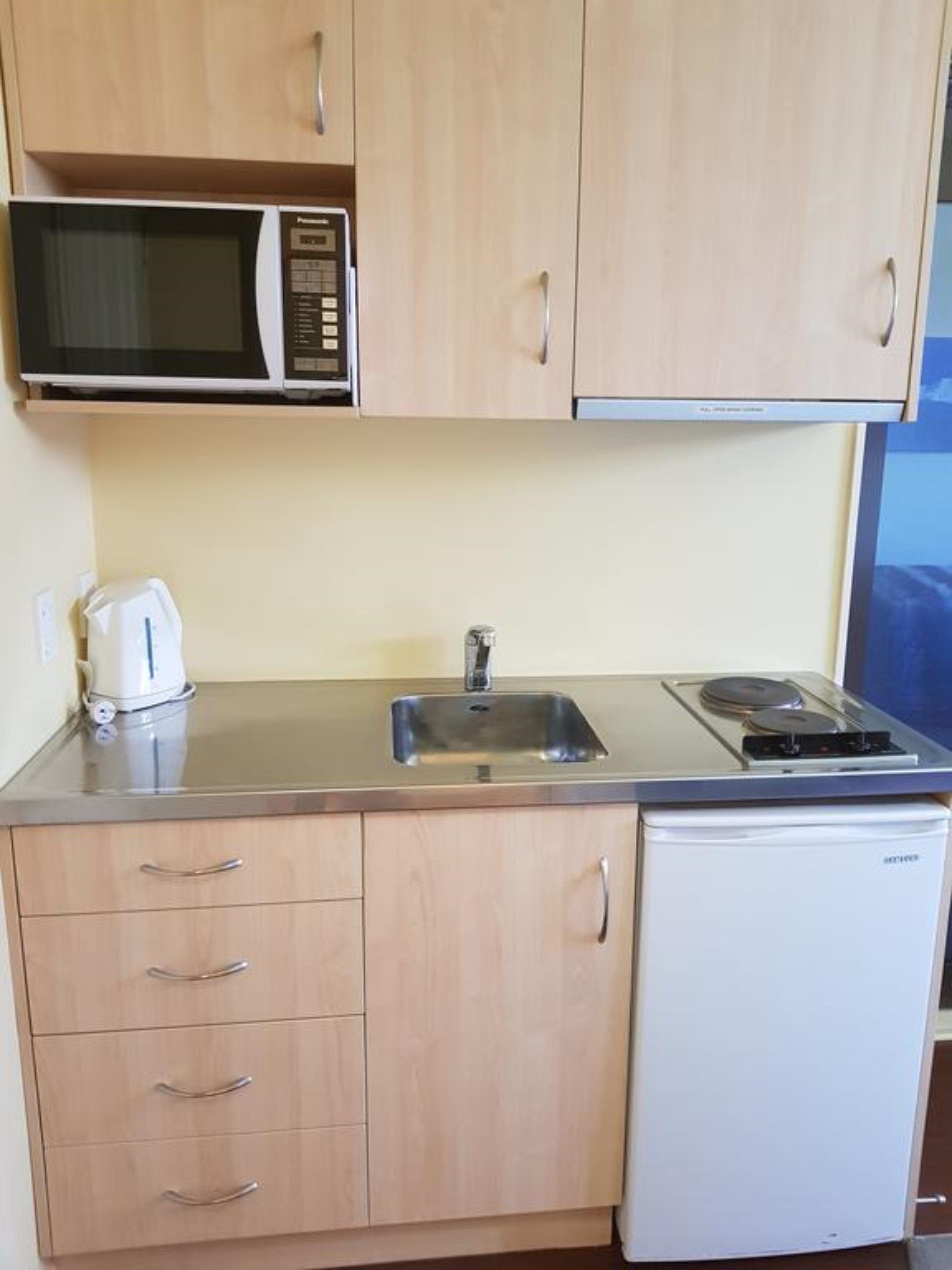 Mikrobølgeovn, kokeplater og kaffetrakter/tekoker