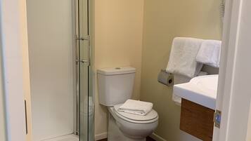 Studio Supérieur (Budget Twin Apartment) | Salle de bain | Douche, serviettes fournies