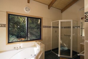 Rosella Cabin | Bathroom | Towels