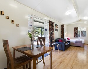 Suíte premium, 1 quarto, cozinha (Premium Cabin) | Ferros/tábuas de passar roupa, Wi-Fi de cortesia, roupa de cama