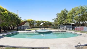 Piscina all'aperto, una piscina riscaldata
