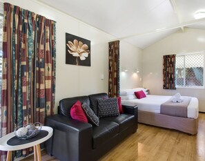 Suíte premium, 1 quarto, cozinha (Premium Cabin) | Ferros/tábuas de passar roupa, Wi-Fi de cortesia, roupa de cama