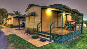 Premium Suite, 1 Bedroom, Kitchen (Premium Cabin) | Iron/ironing board, free WiFi, bed sheets, wheelchair access - Goondiwindi Holiday Park (Goondiwindi)