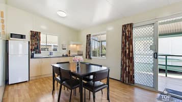 Phòng Suite Tiêu chuẩn, 2 phòng ngủ, không hút thuốc, bếp (Cabin) | Bàn ủi/dụng cụ ủi quần áo, truy cập Internet không dây miễn phí