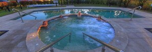Outdoor spa tub - Goondiwindi Holiday Park (Goondiwindi)