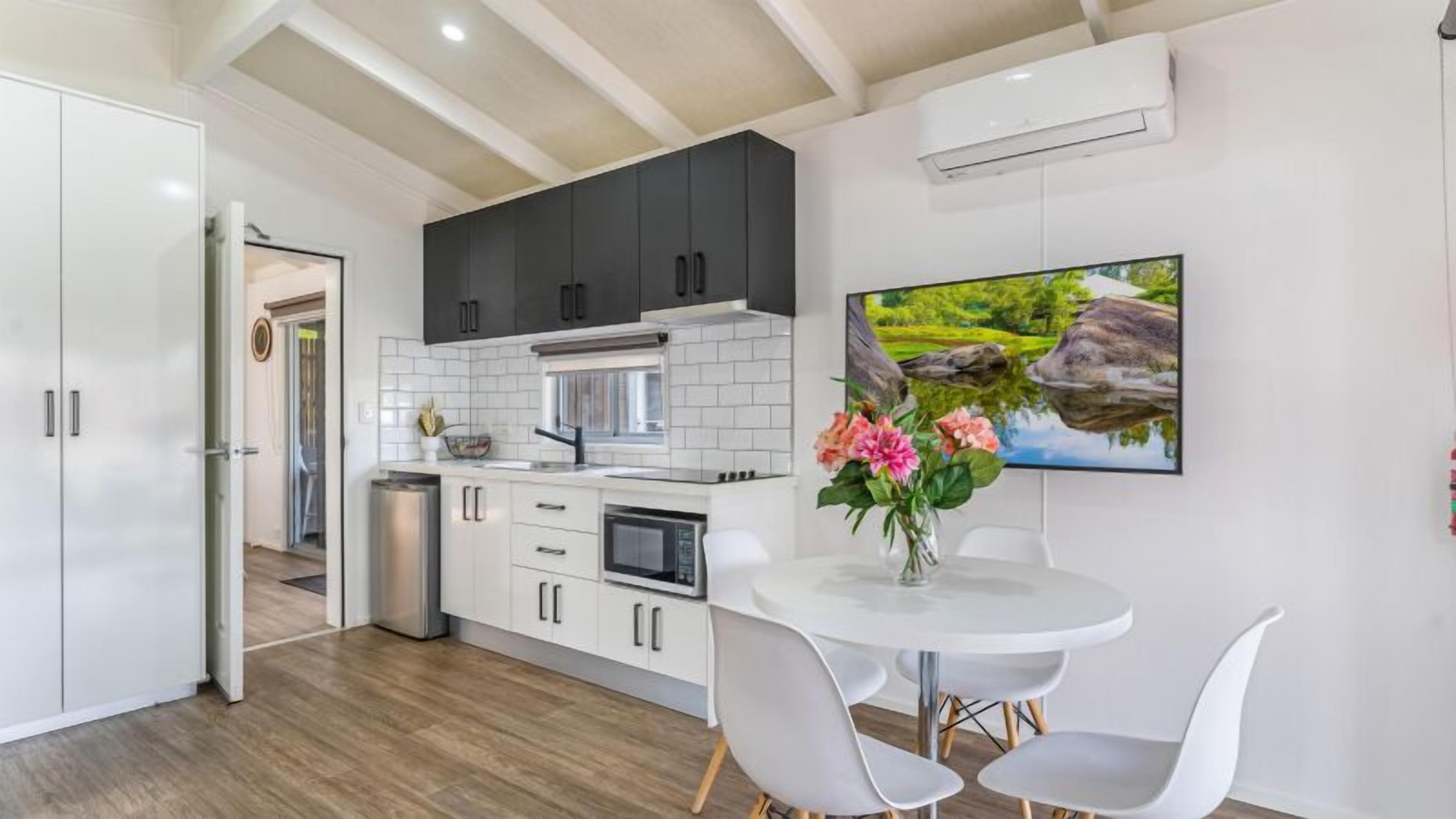 Deluxe Cabin (3BR) | Private kitchen | Fridge, microwave, stovetop, electric kettle