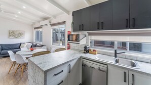 Hytte – deluxe, 2 soverom, ikke-røyk, balkong (Apartment) | Eget kjøkken | Kjøleskap, mikrobølgeovn, kokeplater og vannkoker