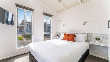 Deluxe Cabin (2BR) | 1 bedroom, soundproofing, iron/ironing board, free WiFi