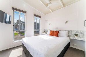 Soundproofing, iron/ironing board, free WiFi, bed sheets - BIG4 Tasman Holiday Parks - Warrnambool (Warrnambool)