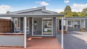 Deluxe Cabin (3BR) | Terrace/patio