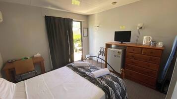 Basic Cabin | Desk, iron/ironing board, free wired internet