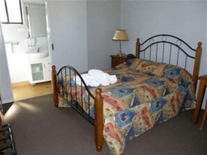 Skrivebord, strykejern/-brett og kablet internett (inkludert)