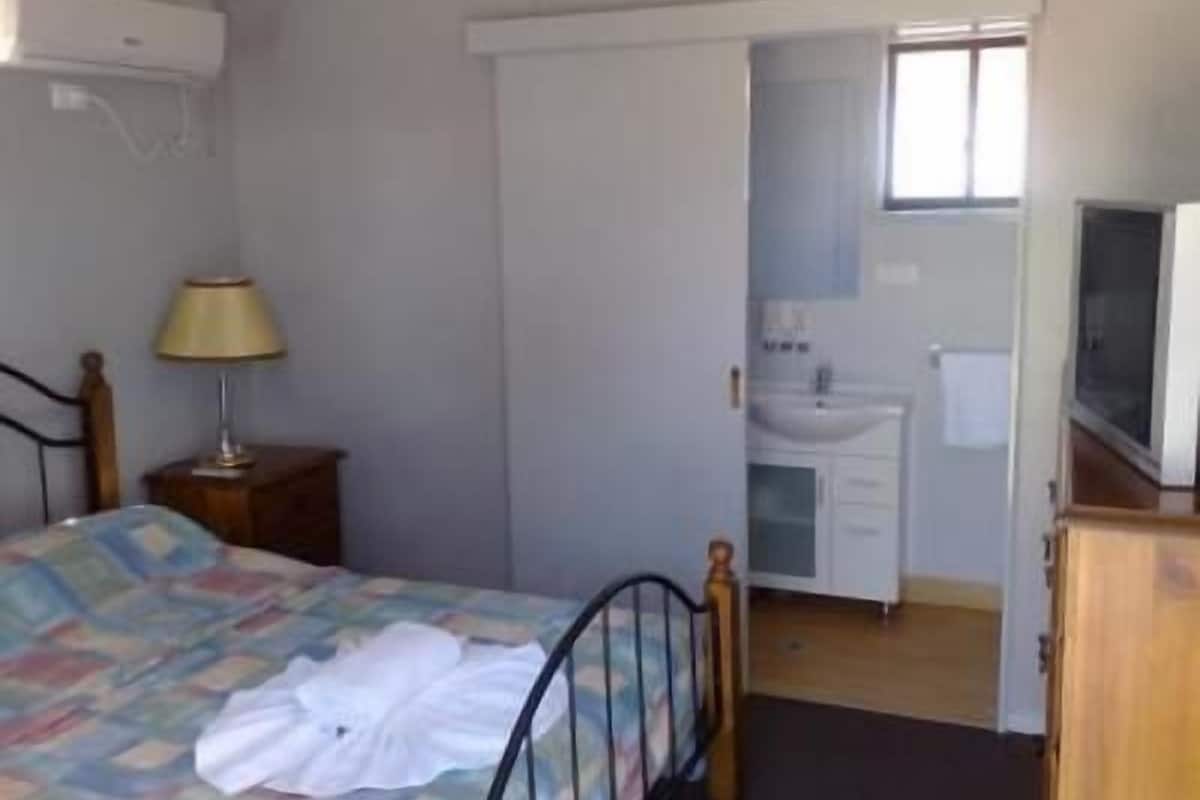 Standaard kamer, niet-roken (Standard Motel) | Een bureau, een strijkplank/strijkijzer, gratis kabelinternet