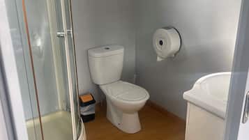 Deluxe Family Cabin | Kamar mandi | Shower dan handuk