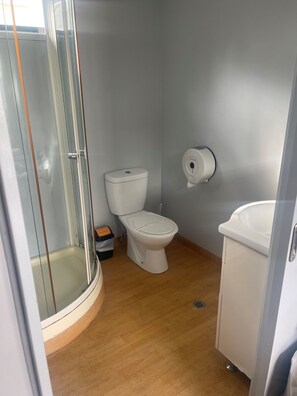 Deluxe Family Cabin | Salle de bain | Douche, serviettes fournies
