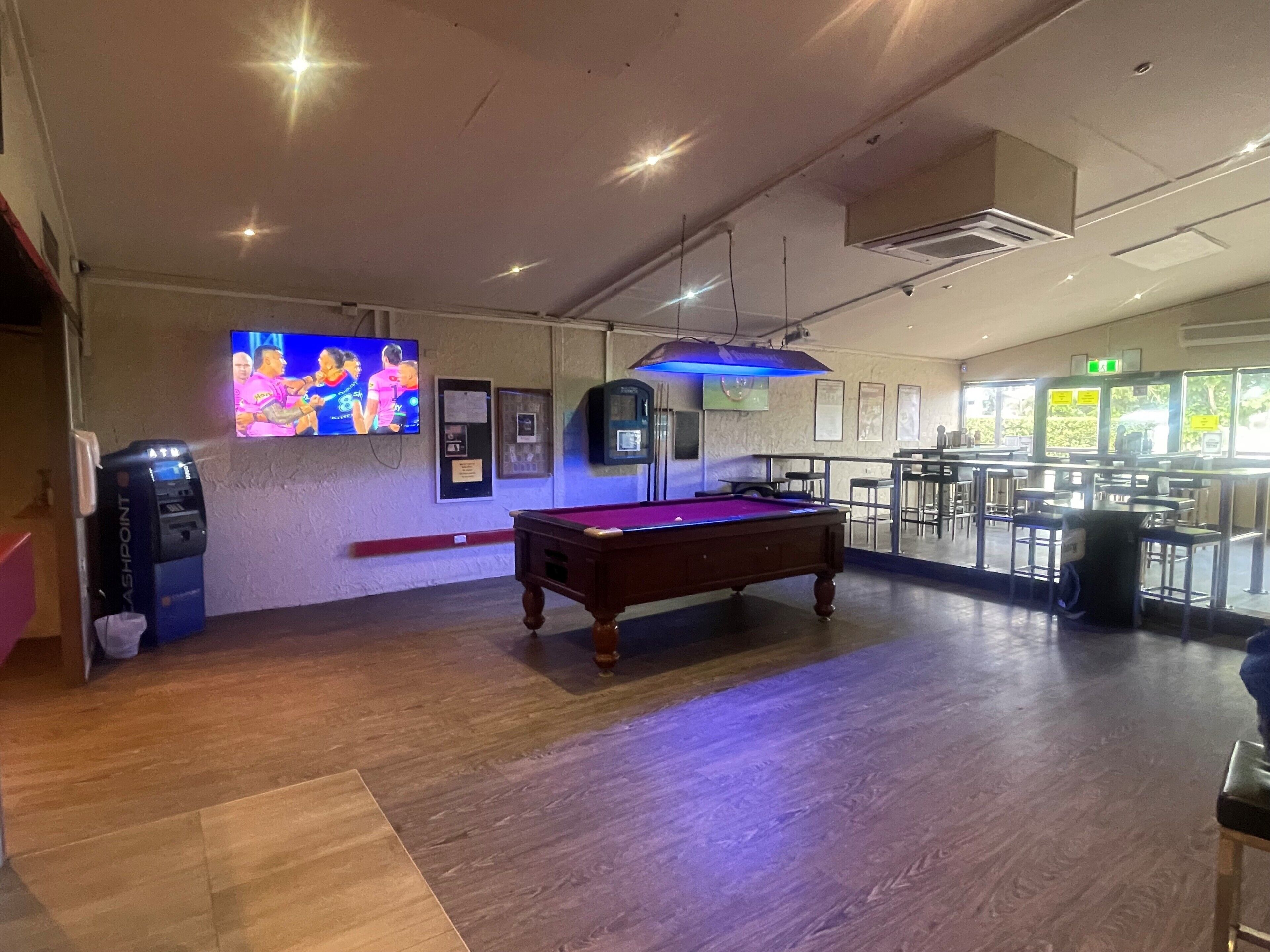 3 bars/lounges