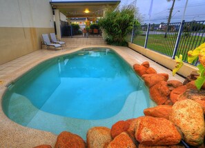 Una piscina al aire libre