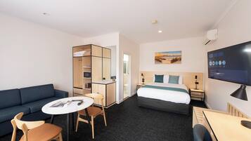 Standard Room, 1 Queen Bed | Premium bedding, in-room safe, desk, blackout drapes