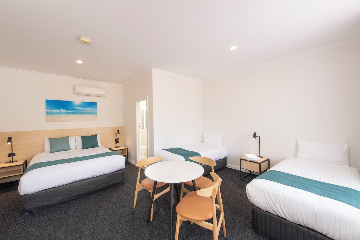 Habitación familiar (sleeps 4) | Ropa de cama de alta calidad y caja de seguridad en la habitación