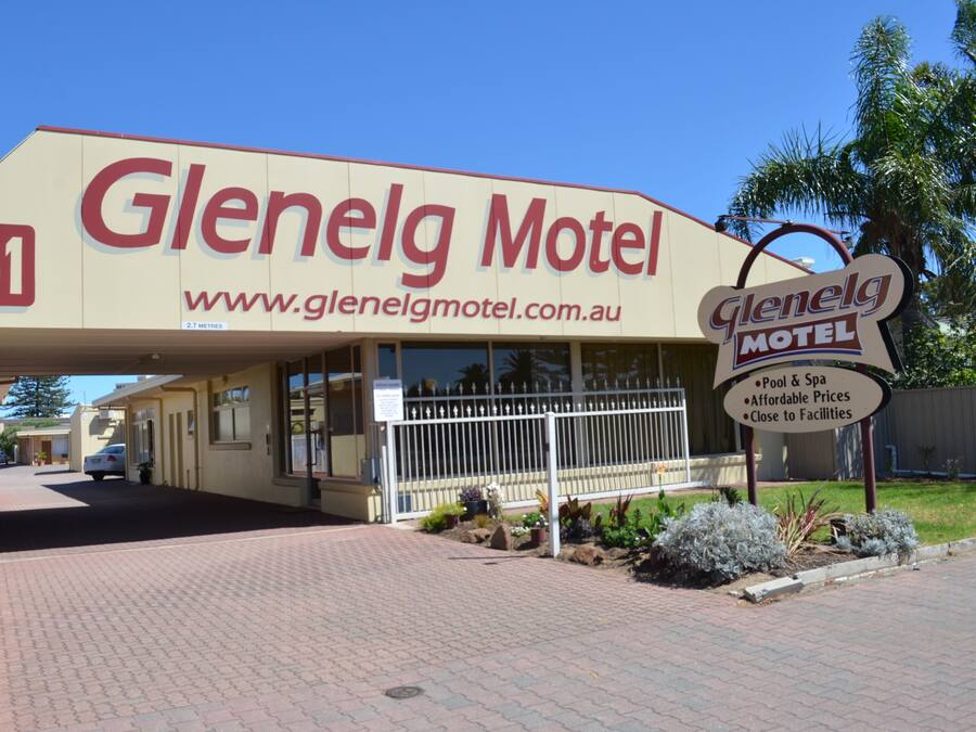 Exterior del Motel Glenelg, con un cartel que indica un límite de velocidad de 10 km/h.