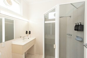Chambre familiale (sleeps 4) | Salle de bain | Douche, articles de toilette (gratuits), séchoir à cheveux