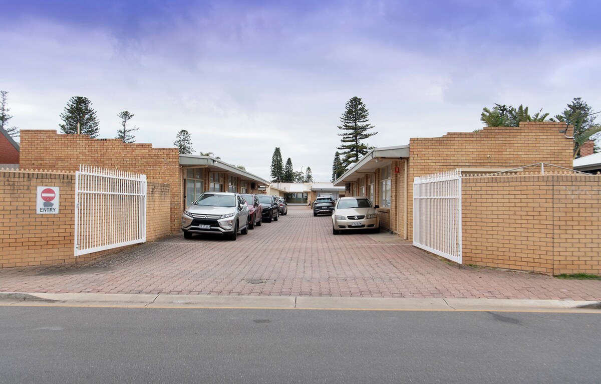 Glenelg Motel