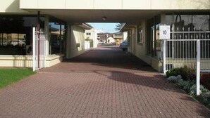A covered walkway leading to a building with a number sign '10'. - Glenelg Motel (Glenelg North)