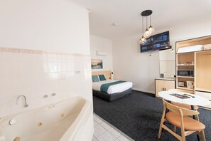 Ropa de cama de alta calidad y caja de seguridad en la habitación 