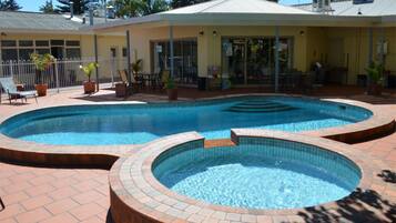 Una piscina al aire libre