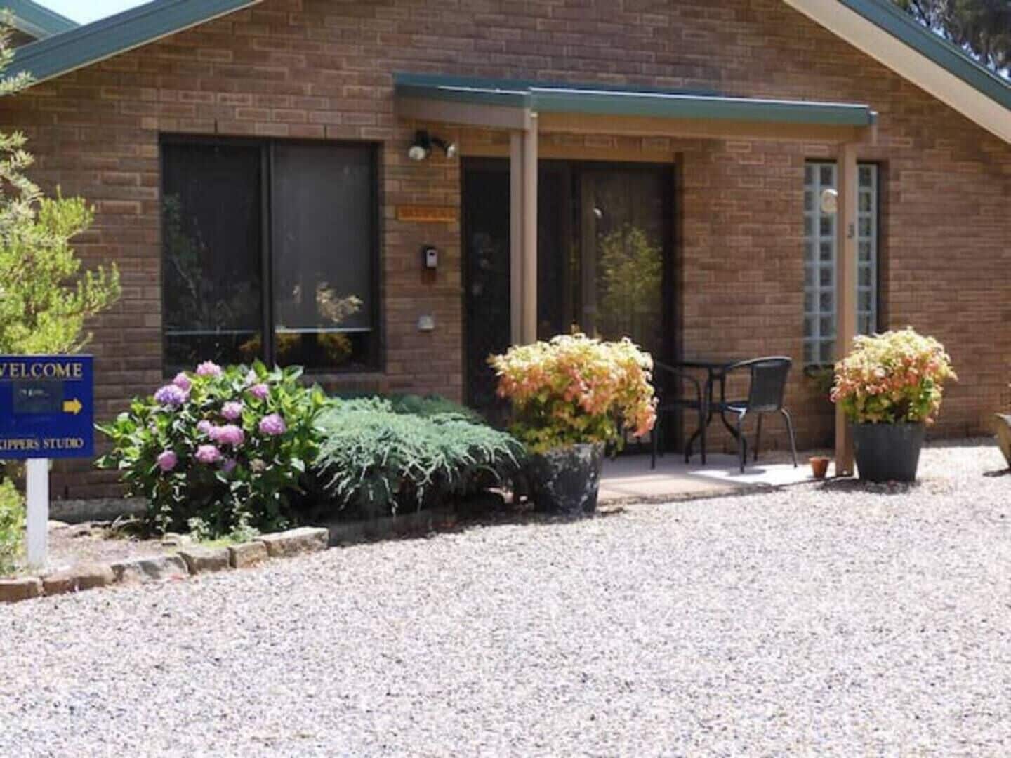 Standard Studio, 1 Queen Bed, Ensuite, Garden View (Skippers) | Garden view