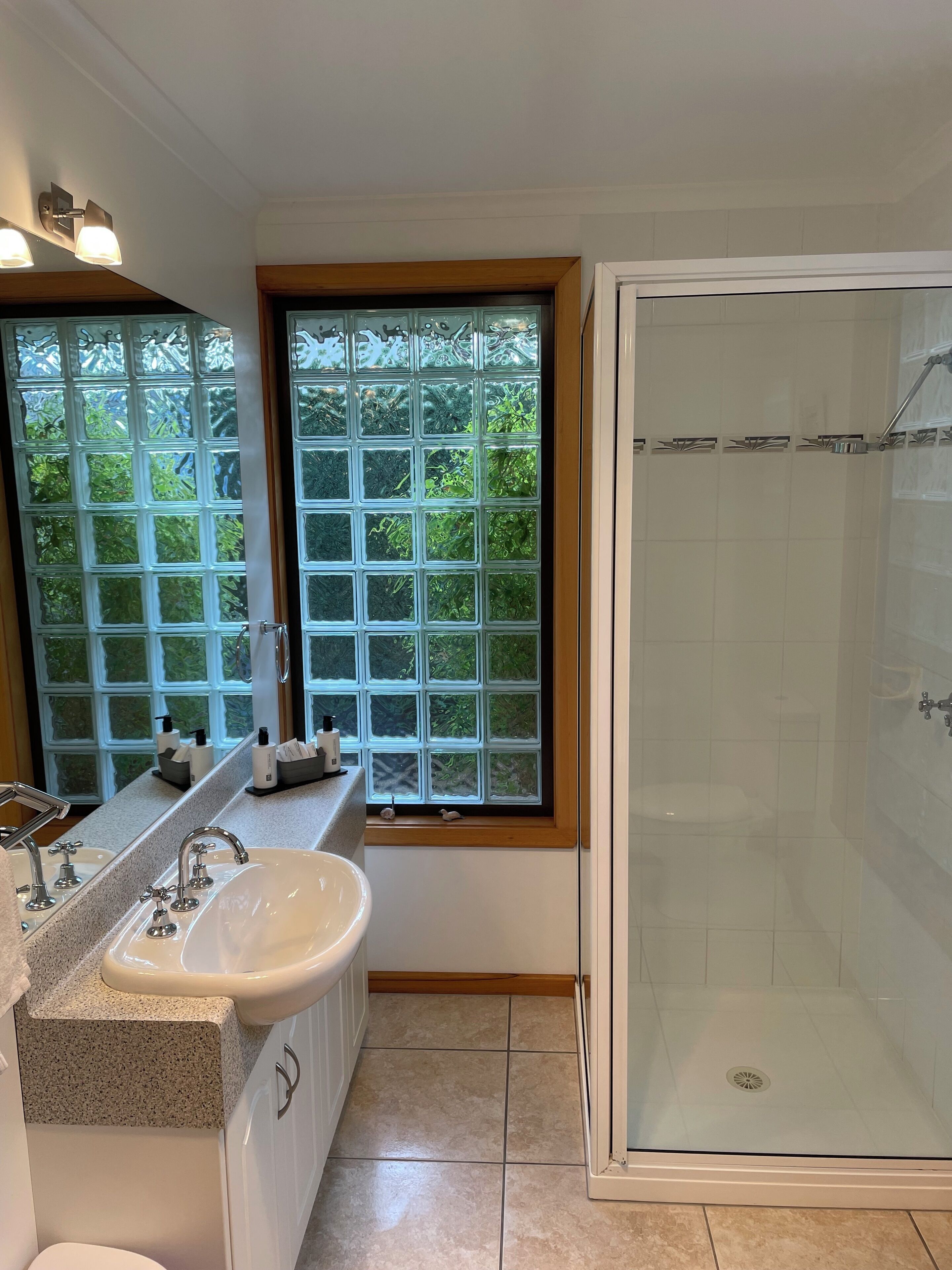 Standard Studio, 1 Queen Bed, Ensuite, Garden View (Skippers) | Bathroom